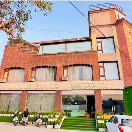 Modi Hotel & Resorts Pinjaur Buitenkant foto