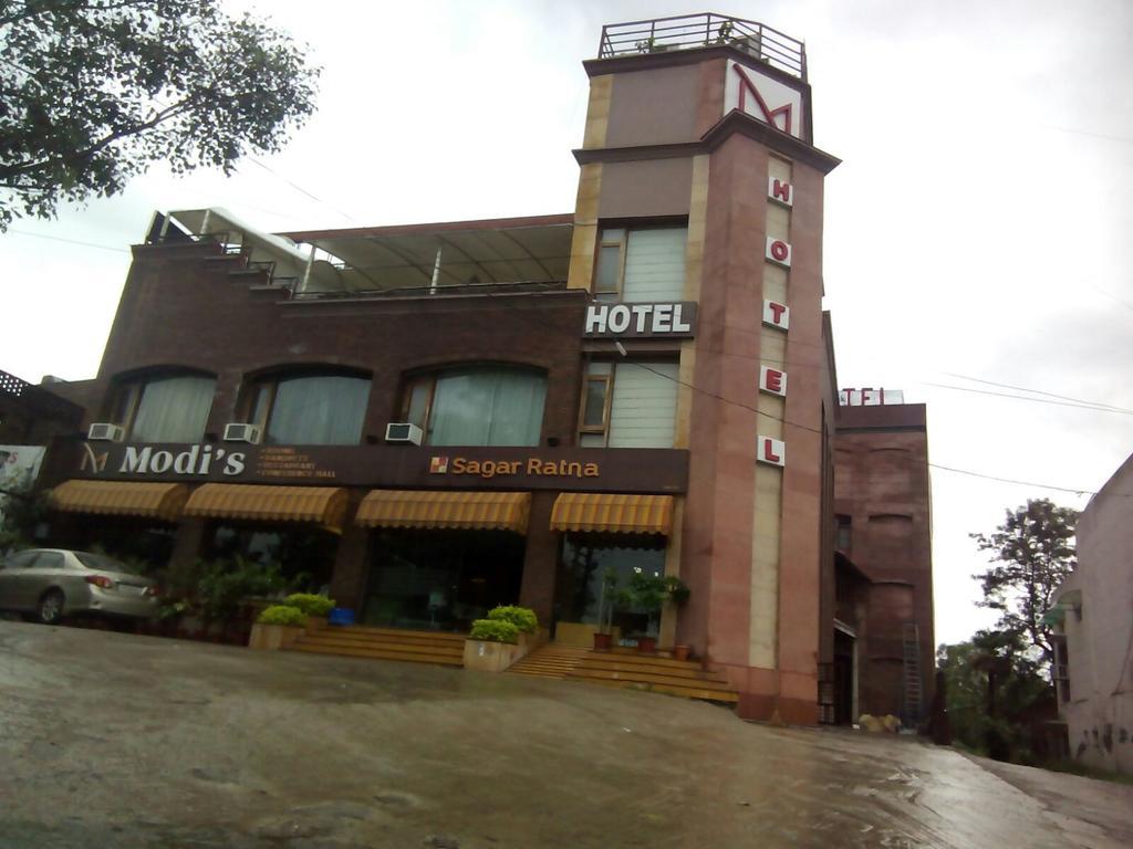Modi Hotel & Resorts Pinjaur Buitenkant foto