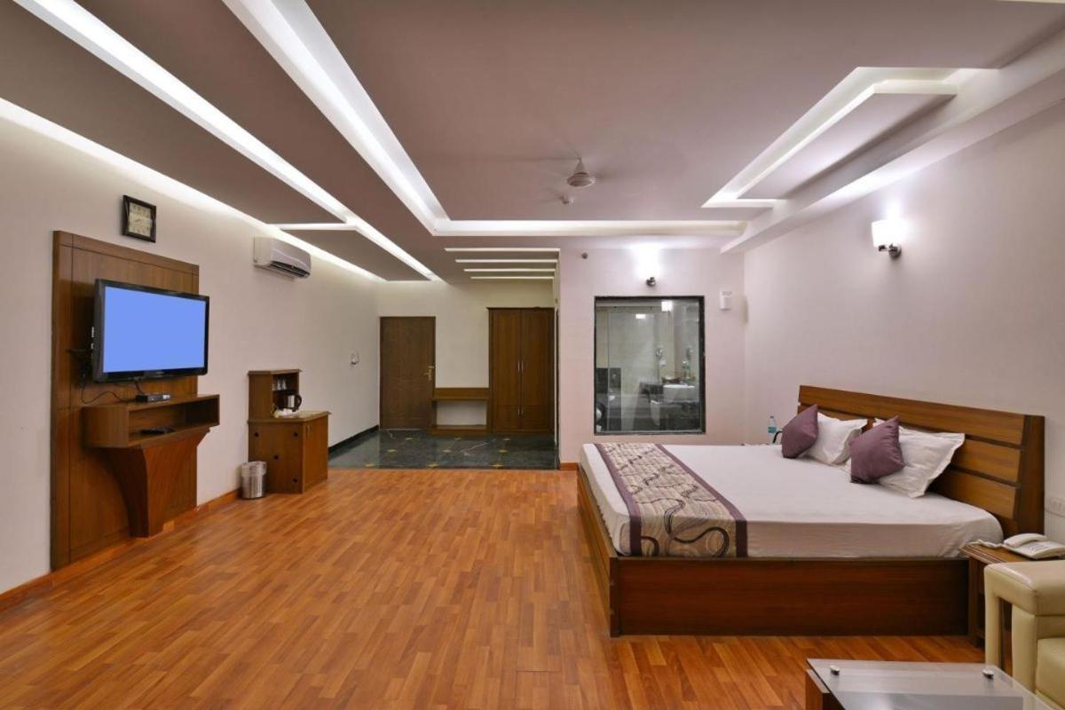 Modi Hotel & Resorts Pinjaur Buitenkant foto