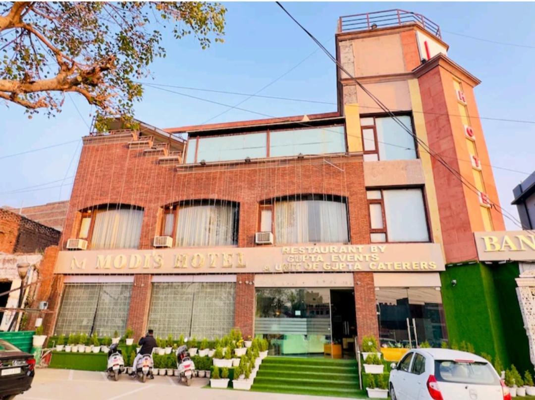 Modi Hotel & Resorts Pinjaur Buitenkant foto