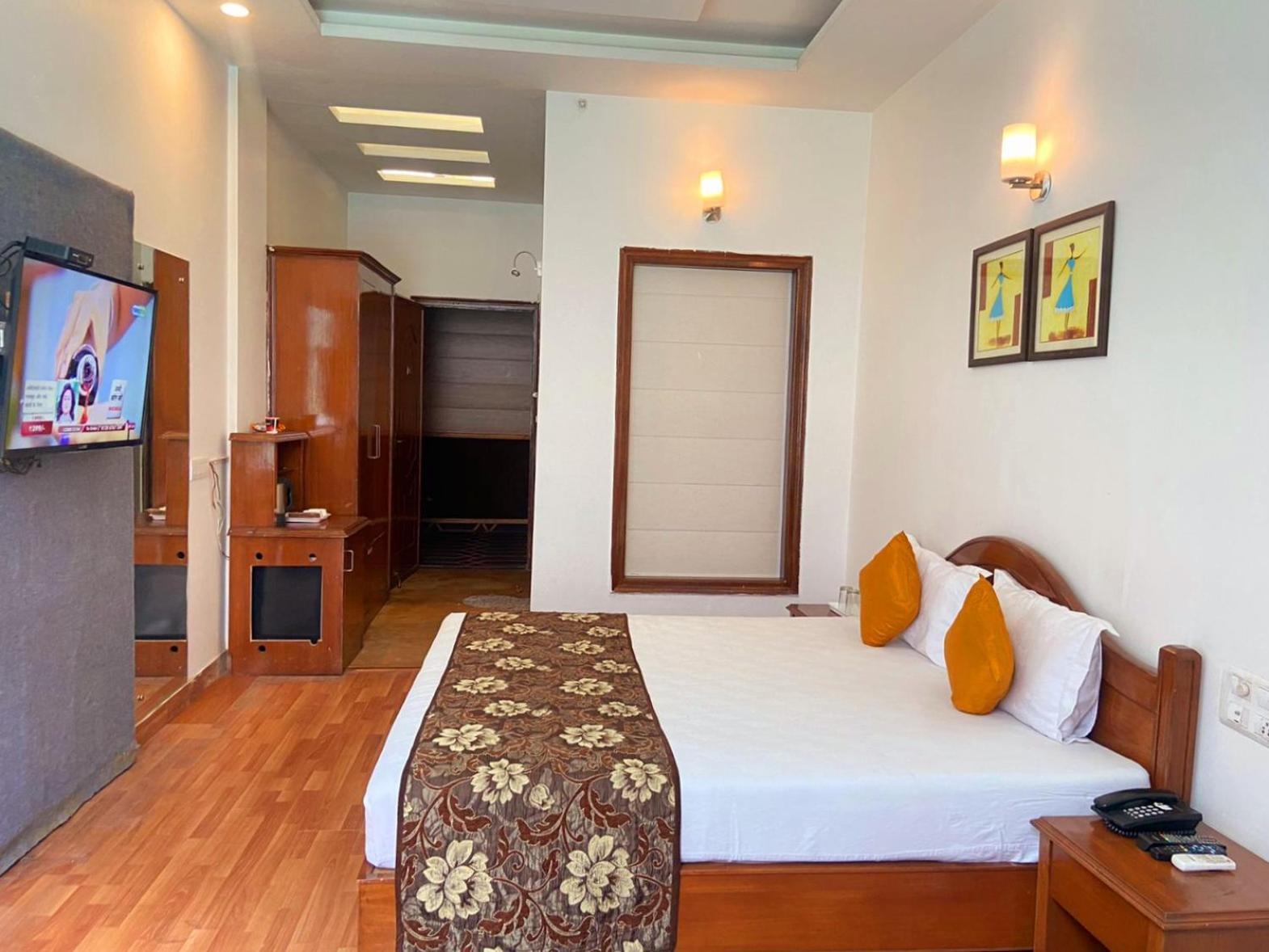 Modi Hotel & Resorts Pinjaur Buitenkant foto