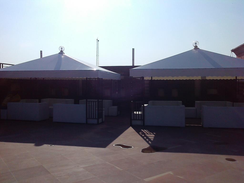 Modi Hotel & Resorts Pinjaur Buitenkant foto