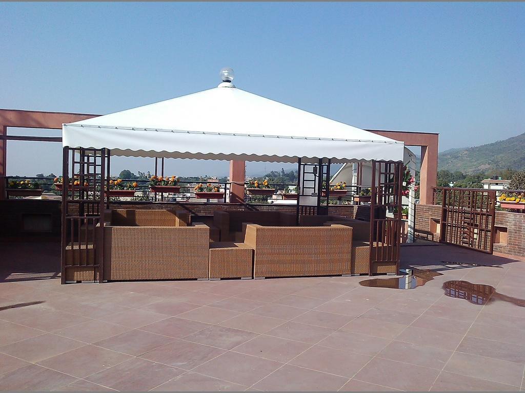 Modi Hotel & Resorts Pinjaur Buitenkant foto