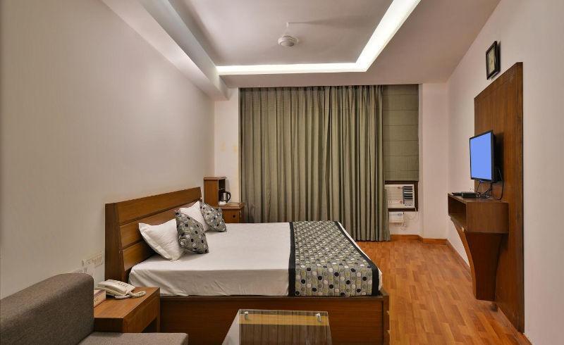 Modi Hotel & Resorts Pinjaur Buitenkant foto